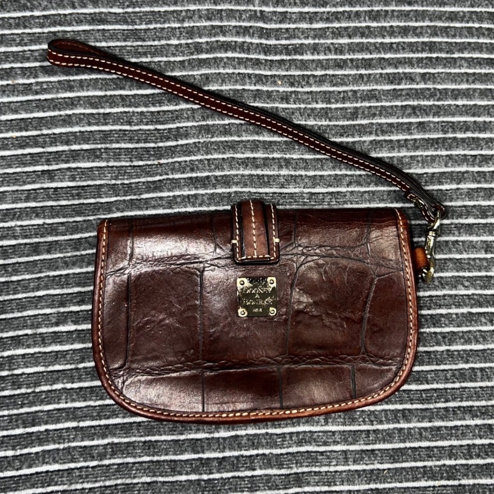Dooney & Bourke Brown Croc Embossed Leather Wristlet Red Lining - Picture 4 of 10